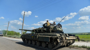 A tank with a Ukrainian flag on the side.