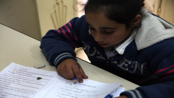 تلميذة في أصغر مدرسة في يانون فلسطين (نور حميدان)