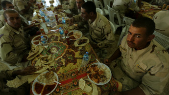 Iraqi army eating