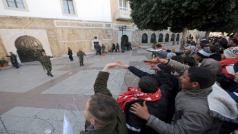 وقفة احتجاجية أمام قصر الرئاسة في تونس (فرانس برس)