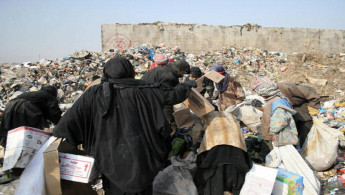 عراقيات يبحثن في النفايات 