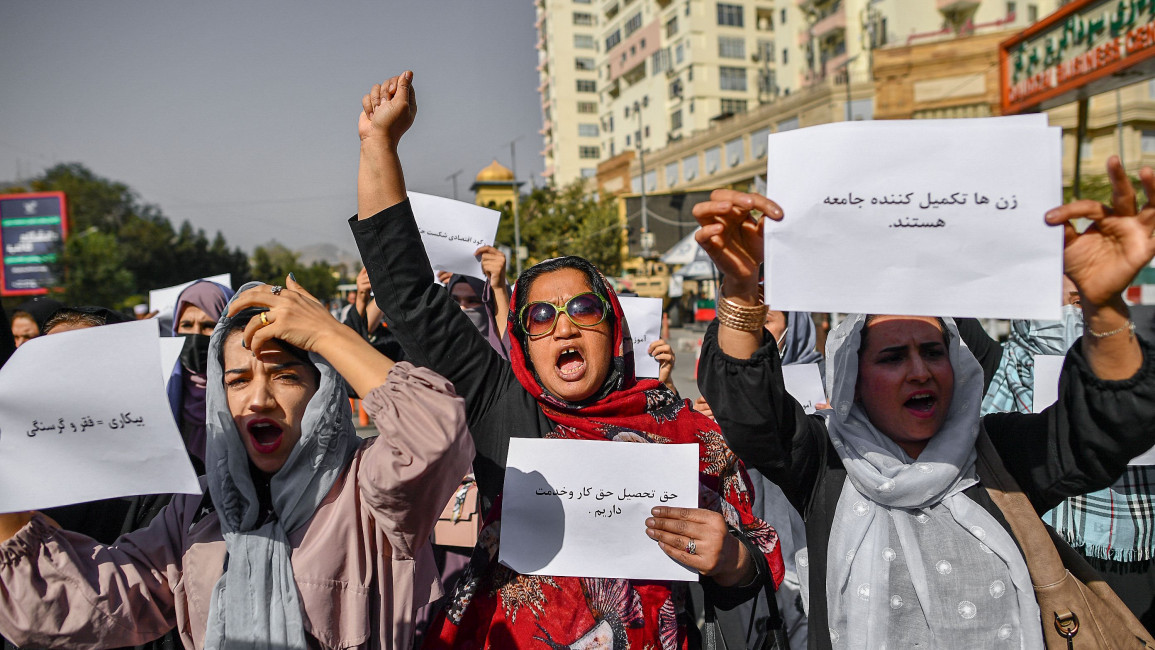 En respuesta al gobierno de los talibanes y la severa represión de los derechos de las mujeres, las mujeres de todo Afganistán han salido a las calles exigiendo sus libertades. [Getty]