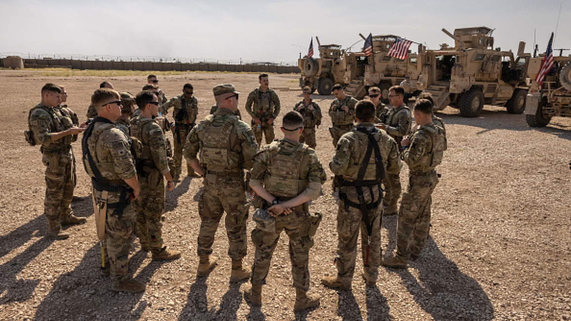 ABD Ordusu askerleri 25 Mayıs 2021'de Suriye'nin kuzeydoğusundaki uzak bir karakoldan devriyeye çıkmaya hazırlanıyor. [Getty]