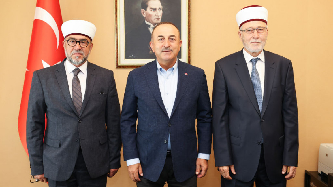 Mevlut Cavusoglu (centre) met Greek Muslim leaders at the Turkish consulate in Komotini [Anadolu]