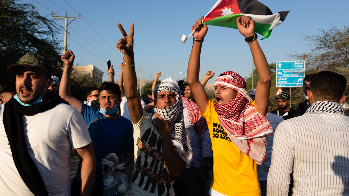 Jordanians marching towards Israel, demanding the government open the border, on 14 May, 2021. [TNA]