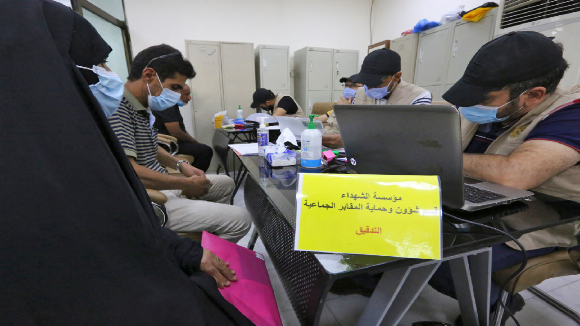 Iraqis give blood to identify victims