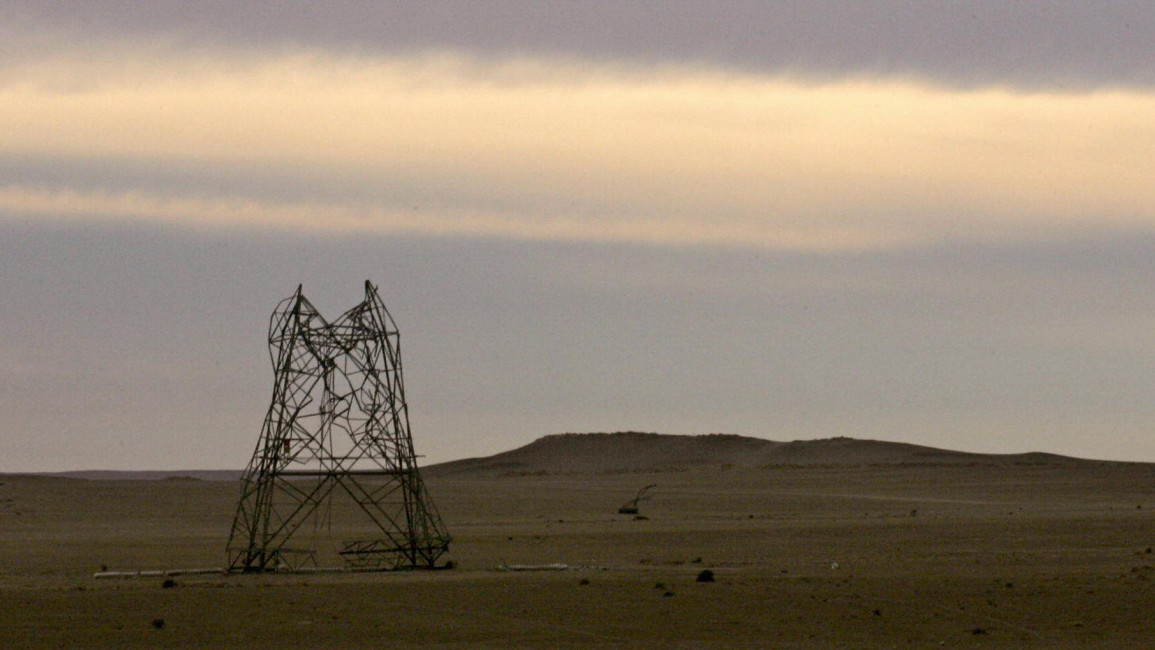 HADITHA, IRAQ: Destroyed pylons are seen in the middle of the Iraqi desert on the road from Al Asad to Hadithah, 250 km norhtwest of Baghdad, Iraq 16 February 2005. AFP PHOTO/JAIME RAZURI (Photo credit should read JAIME RAZURI/AFP via Getty Images)