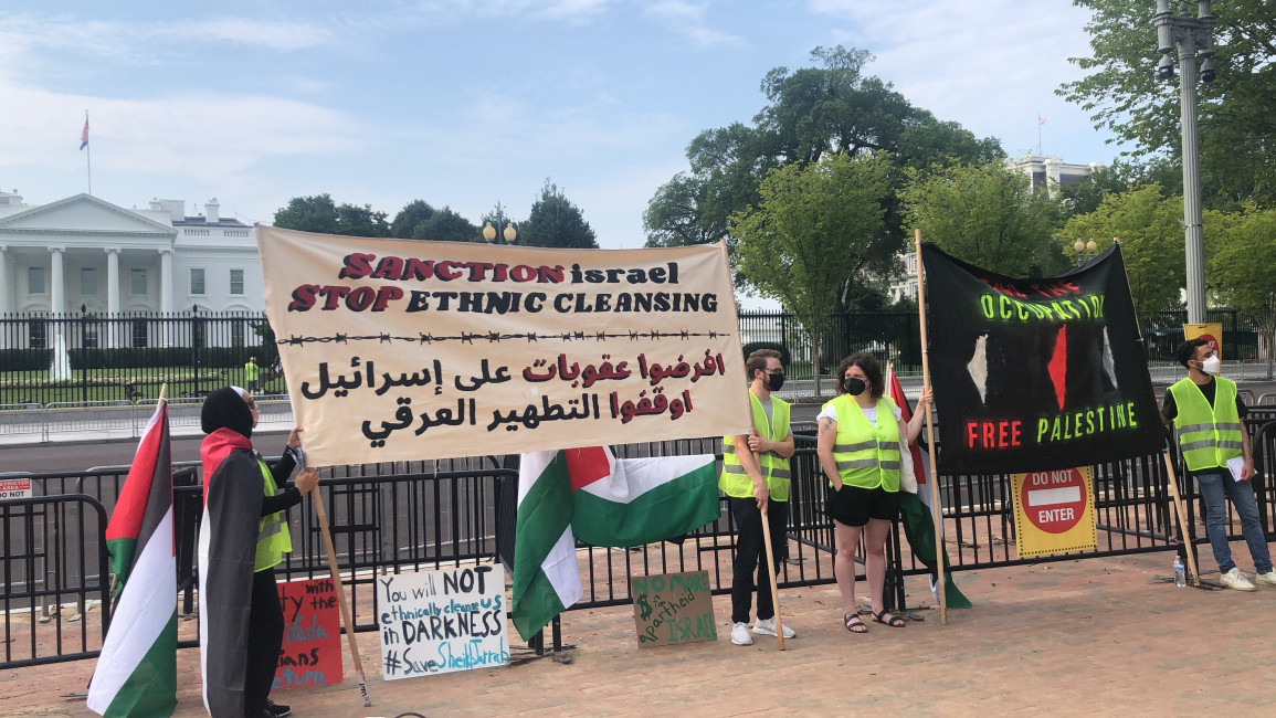 Palestinian activists stage a demonstration by the White House over Bennett's visit. (photo by Laura Albast)