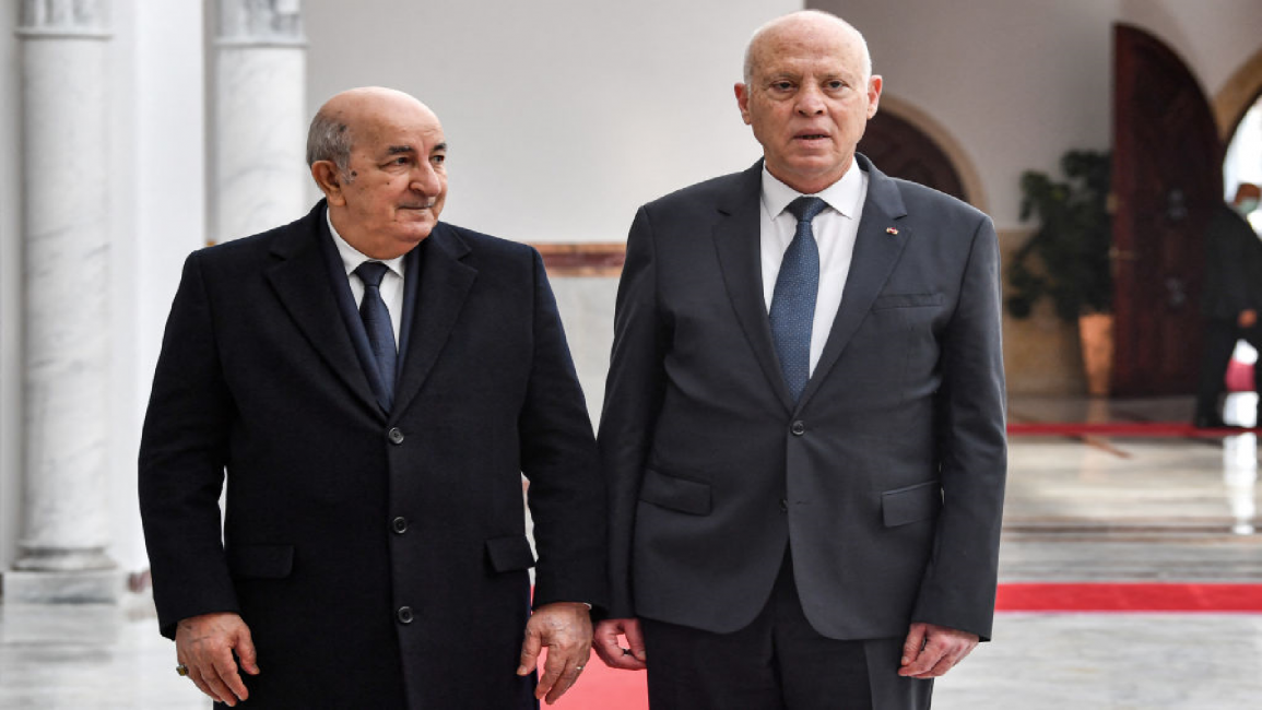 Algerian President Abdelmadjid Tebboune (L) and Tunisian President Kais Saied