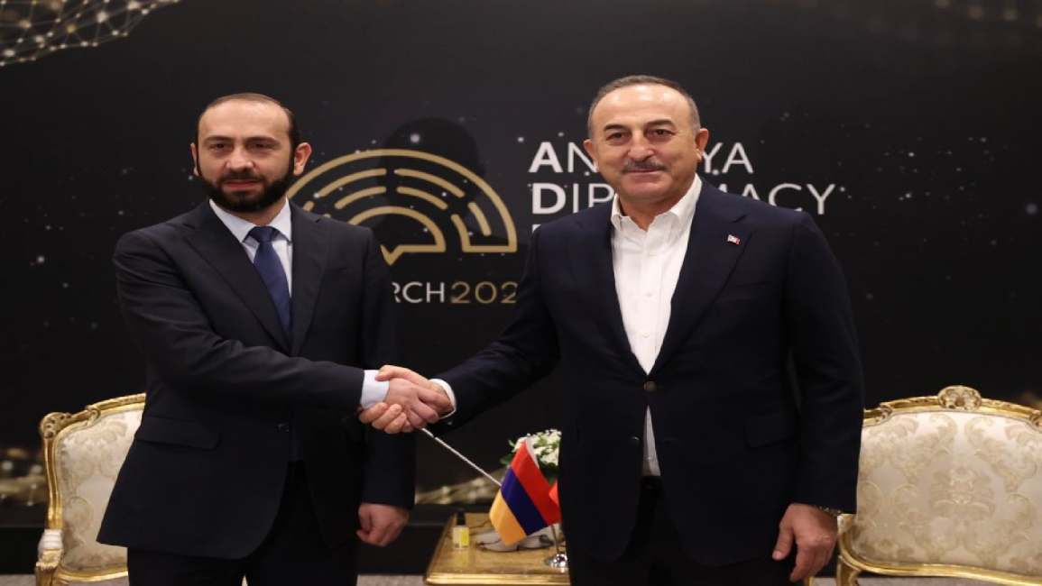 Armenian FM (L) and his Turkish counterpart