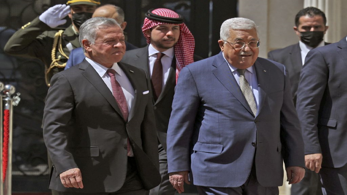 Palestinian President Mahmud Abbas (R) welcomes King Abdullah II of Jordan (L)