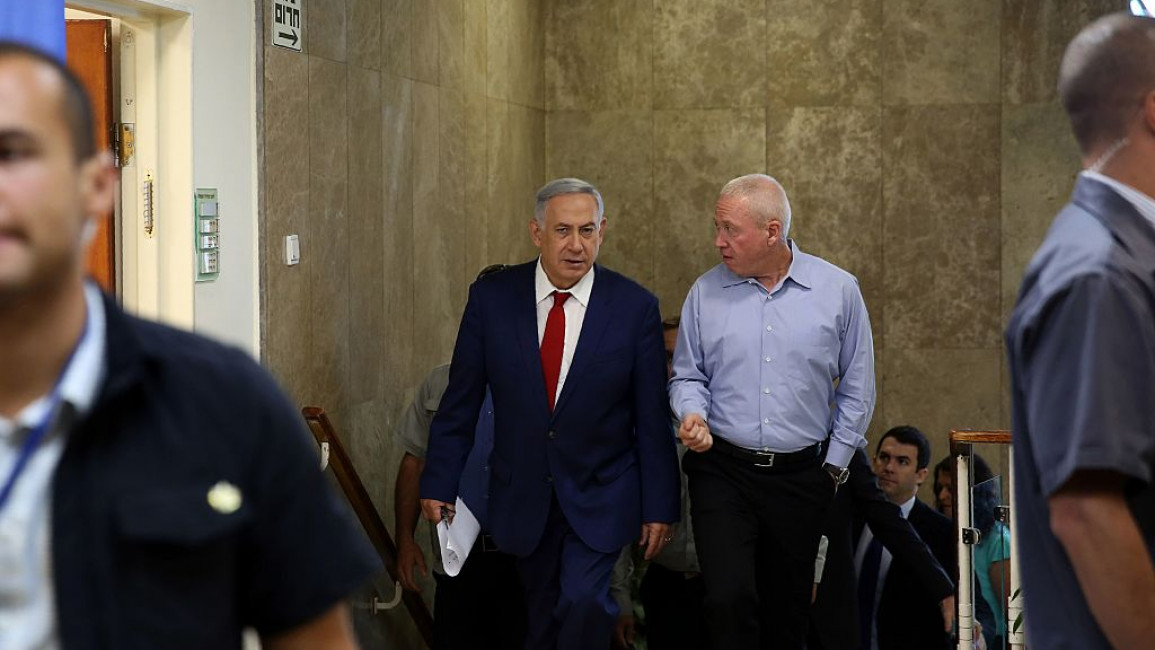 Benjamin Netanyahu (left) with Yoav Galant (right)