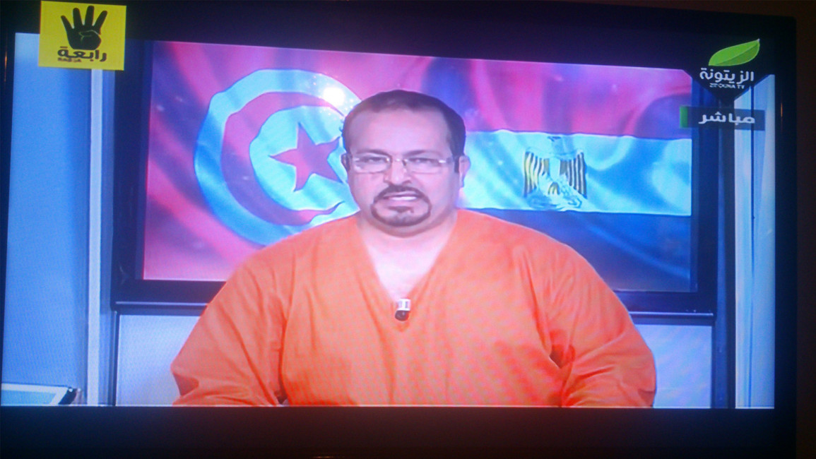 مذيع تونسي يرتدي بدلة الاعدام