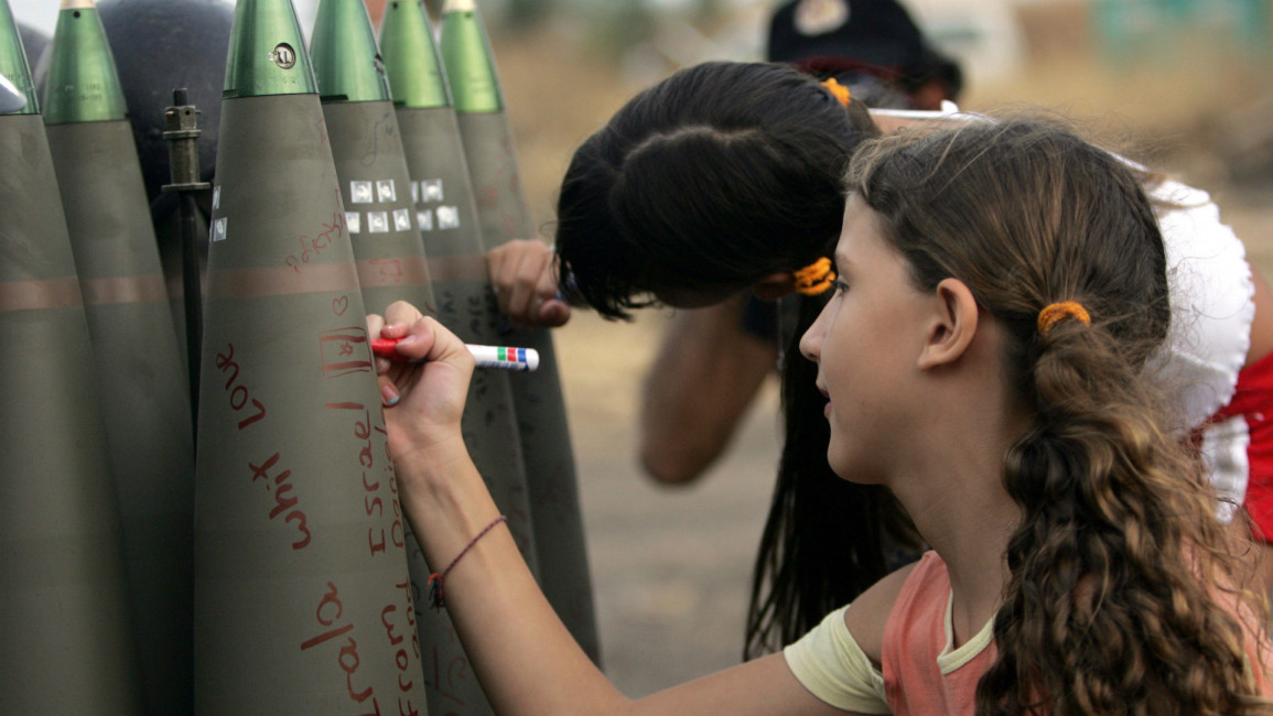 Israeli girls write on missiles -- AFP