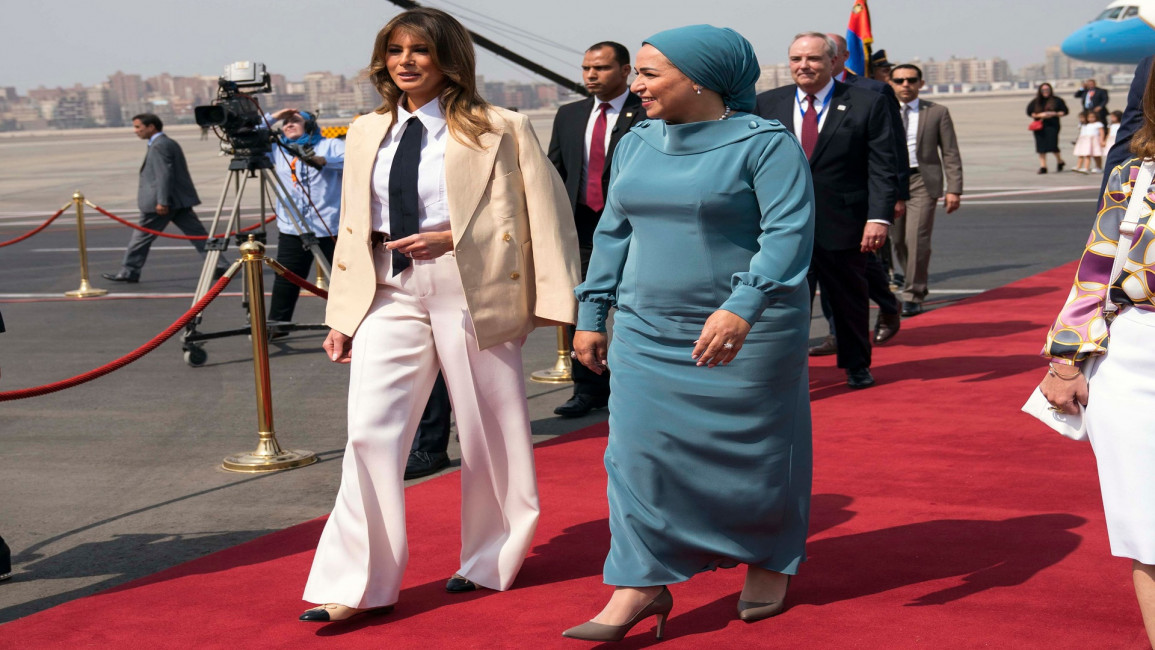 زوجة الرئيس المصري وميلانيا ترامب بمطار القاهرة(دوغ ميليس/فرانس برس)