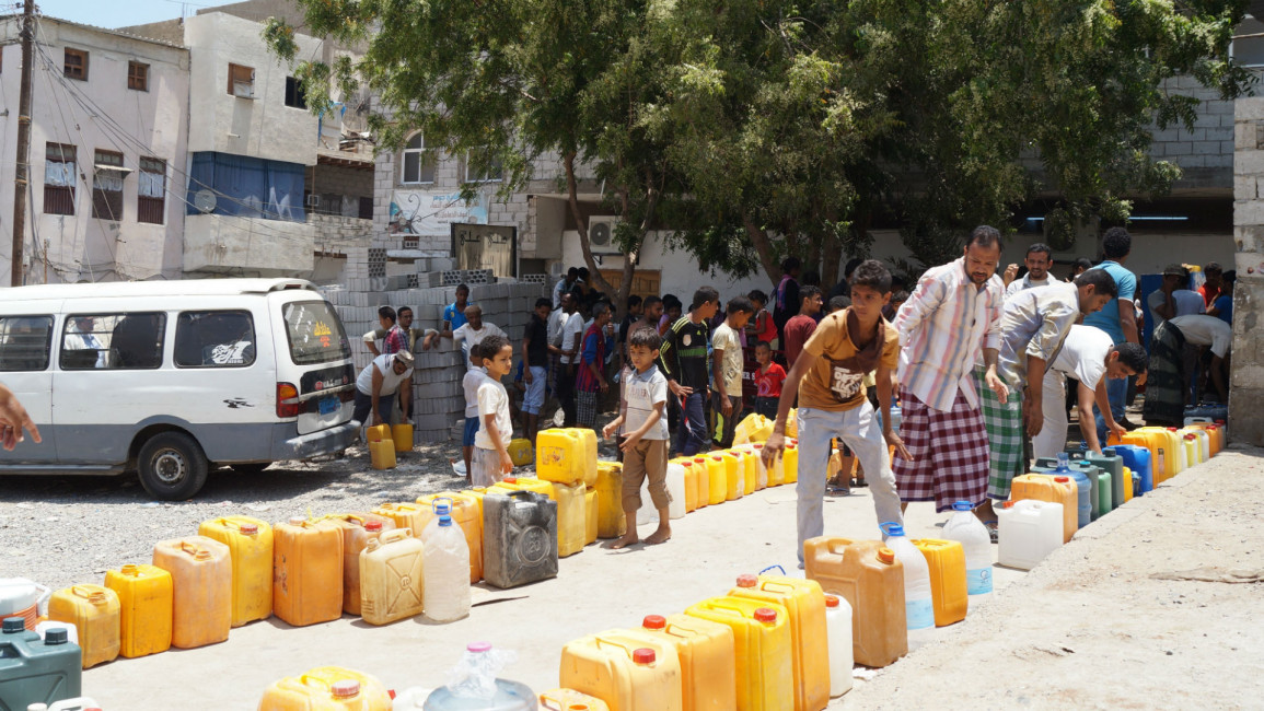 water aden yemen queue humanitarian anadolu