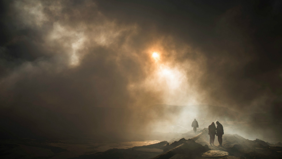Iraq black smoke oil wells --- AFP