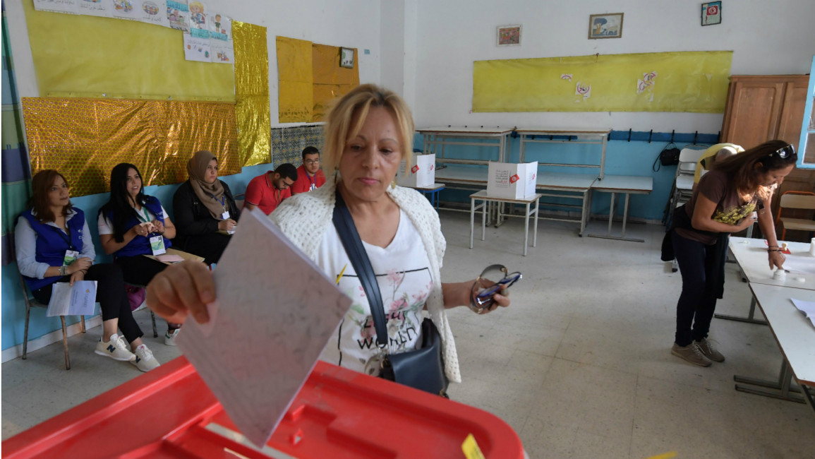 Tunisian woman voting -- AFP