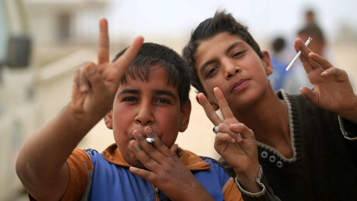 Kids smoking Mosul - AFP