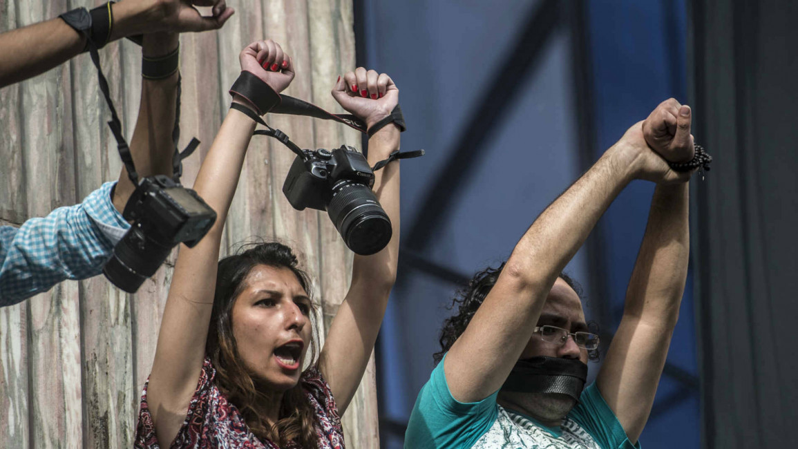 Egyptian photojournalists stage protest outside Syndicate headquarters