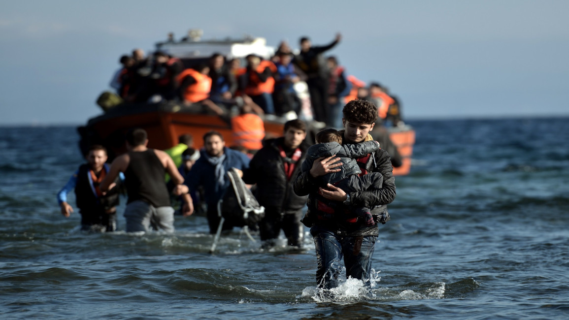 مهاجرون وصلوا إلى سواحل جزيرة ليسبوس اليونانية(آريس ميسينيس/فرانس برس)