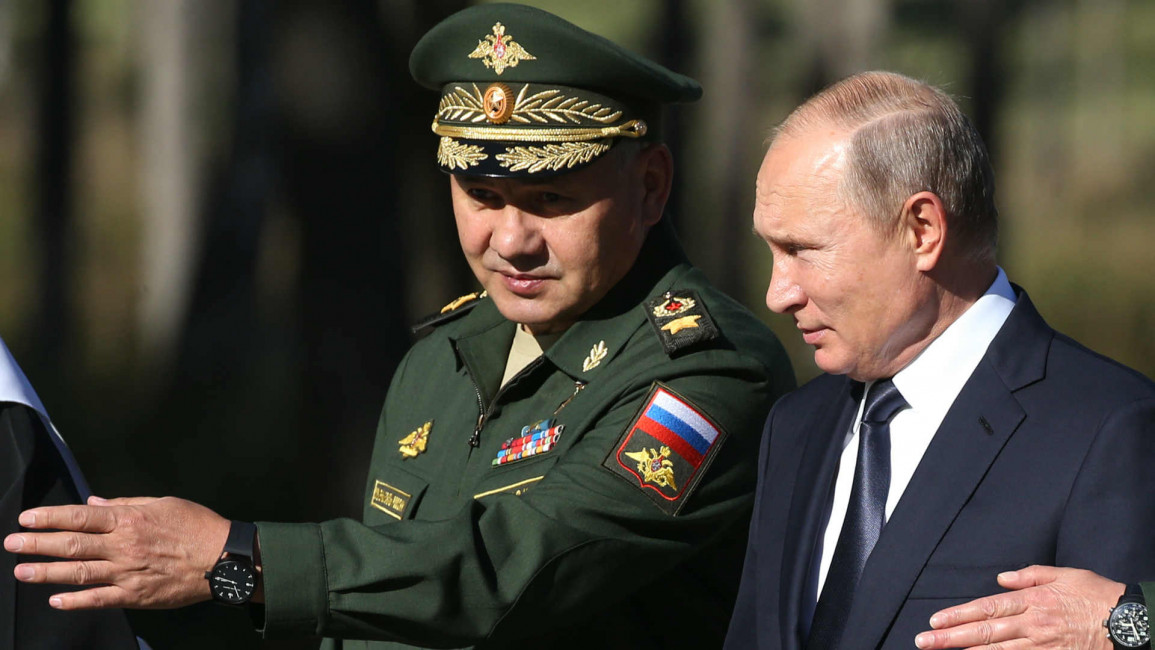 Putin listens to his defence minister