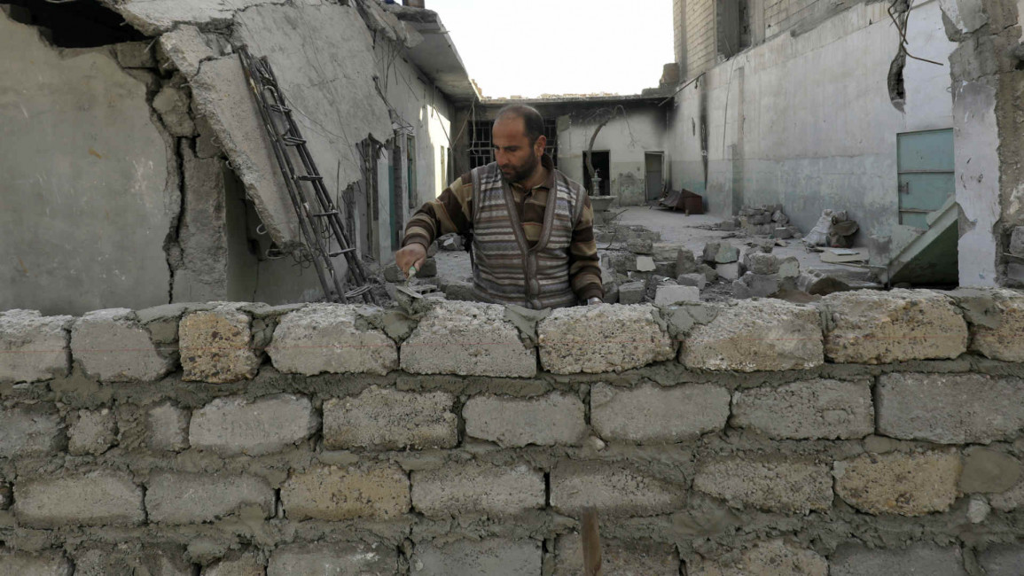 Syrian man rebuilding - AFP