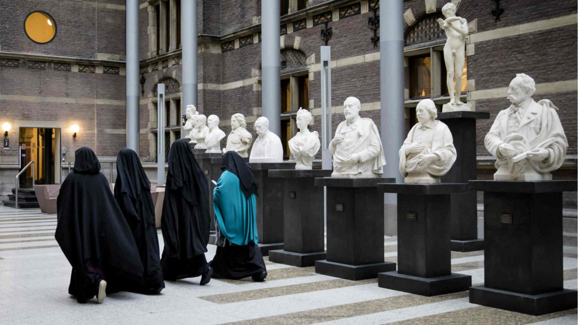Women wearing niqab visit Hague in 2016