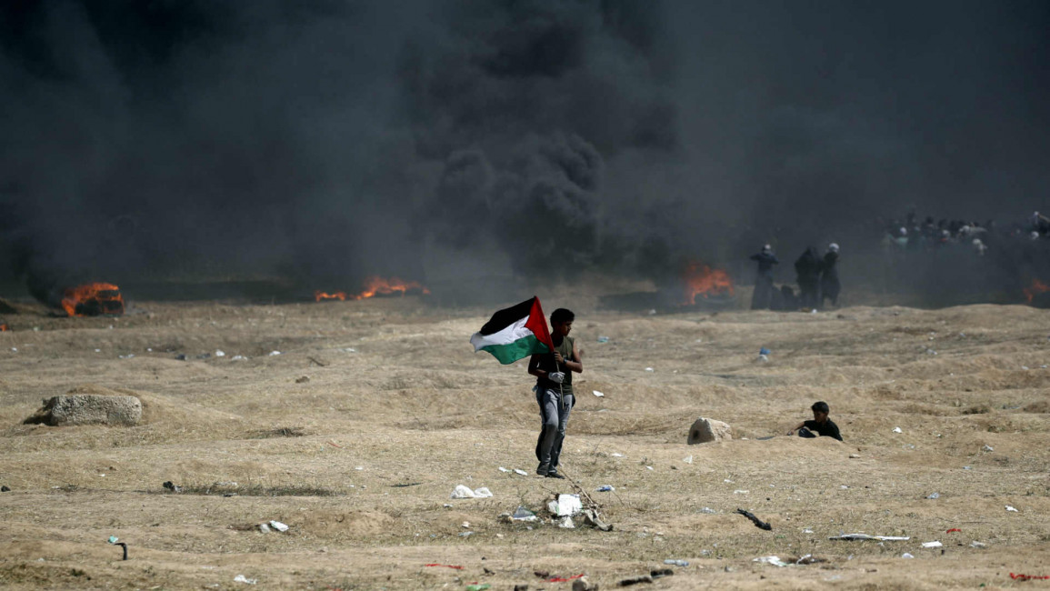 Gaza boy smoke flag afp