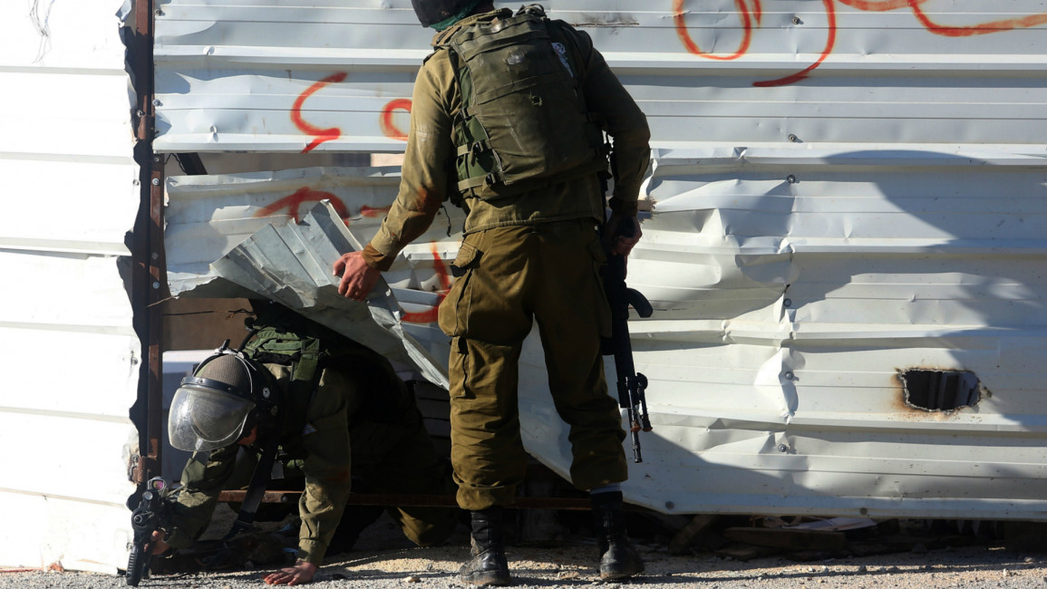 Israeli soldiers - garage