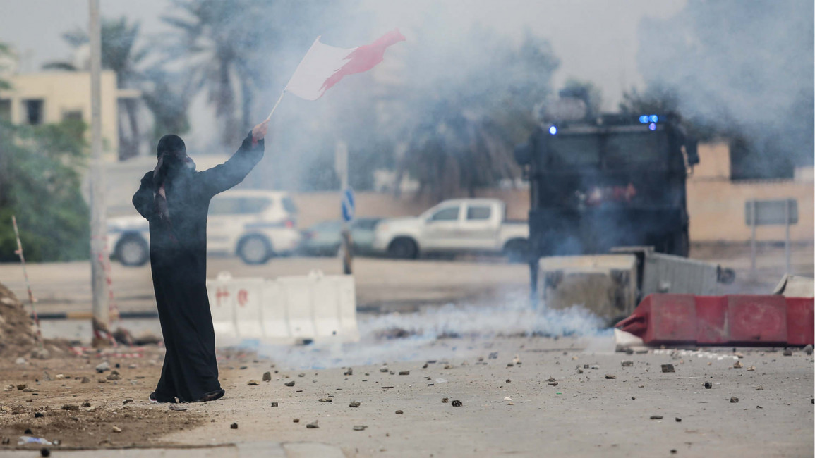 Protester waiving Bahraini flag in Manama 
