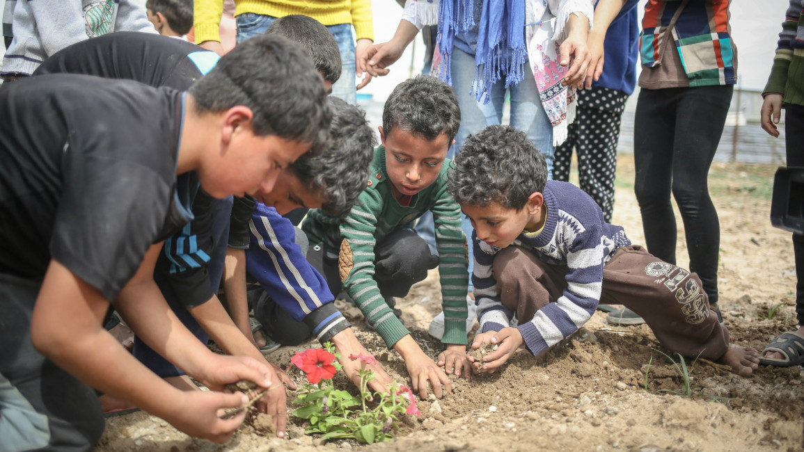 Palestinian children plant flowers in Gaza [Anadolu]