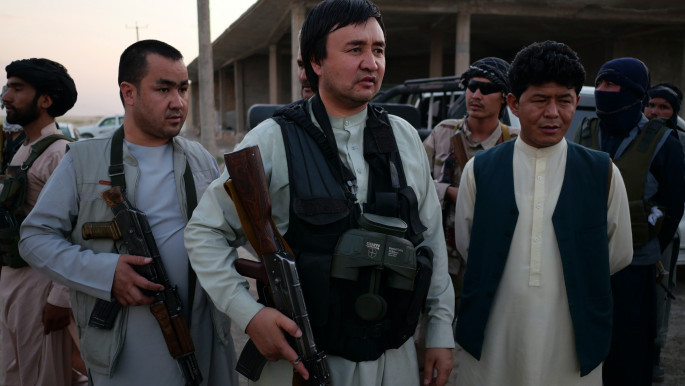 Афганистан. Местное ополчение и правительственные силы на передовой в Мазари-Шарифе на севере Афганистана.  [TNA / Чарли Фолкнер]