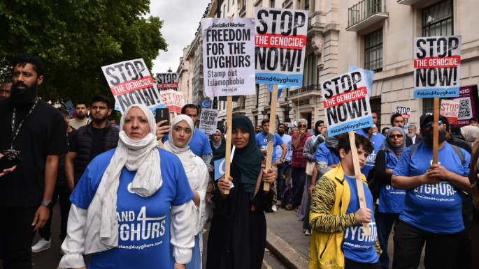 Uygurlar ve Birleşik Krallık Müslüman örgütleri, Çin hükümetinin Uygurlara ve diğer etnik azınlıklara karşı devam eden insan hakları ihlallerine karışmasını protesto etmek için Londra'daki Çin büyükelçiliği önünde toplandı [Getty Images]