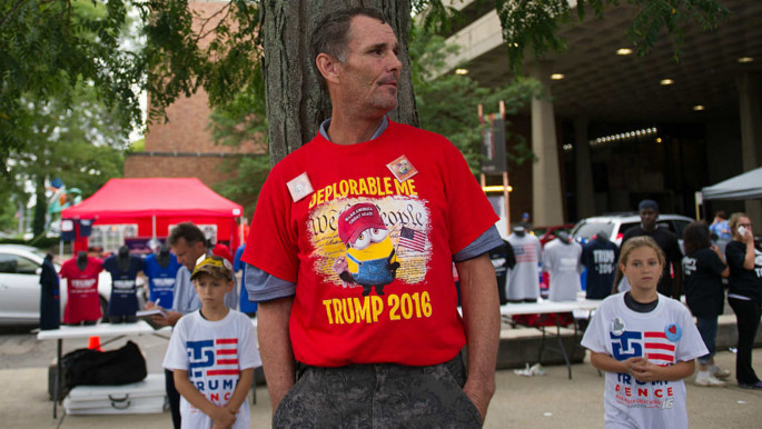 Trump supporter sells t-shirts at Ohio Trump rally 